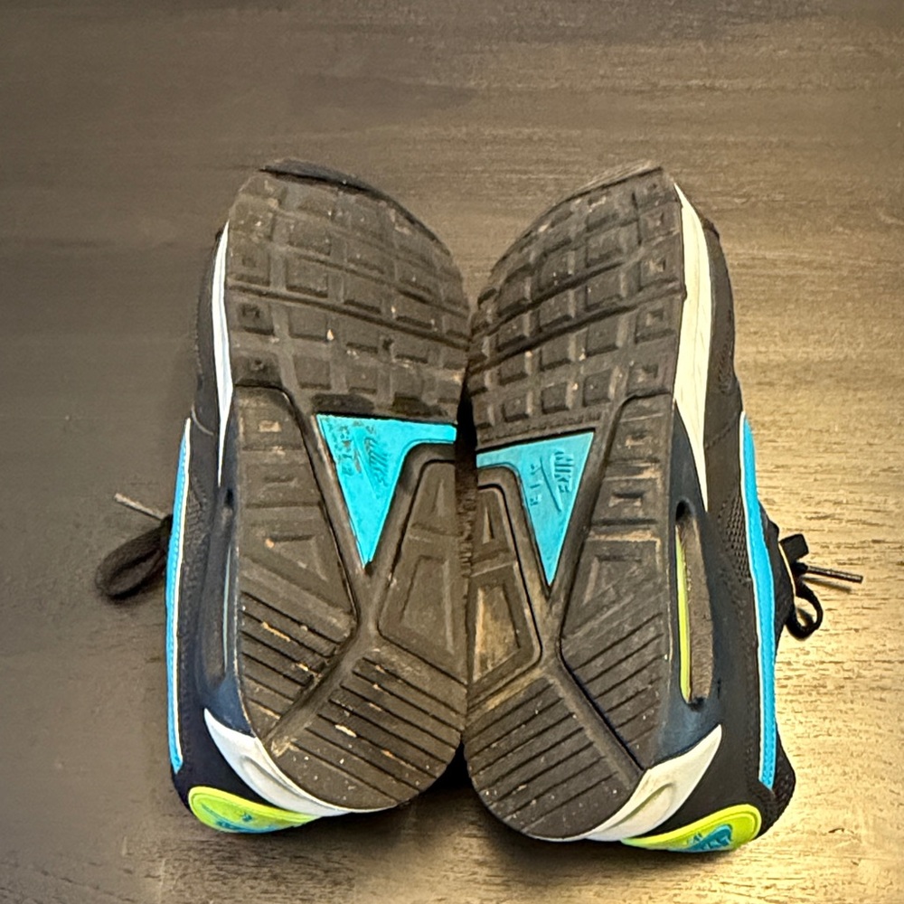 Nike Air Max IVO Sneakers - Black - Picture 6 of 6